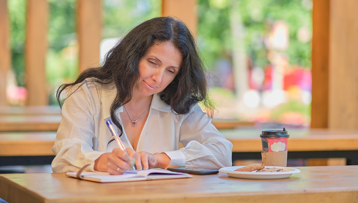 You are currently viewing Powerful Goal Setting Journal Prompts to Stay Focused & Driven