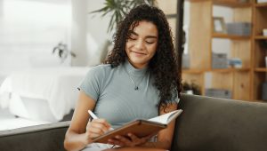 Read more about the article Inspiring Journal Prompts for Women to Spark Self-Reflection