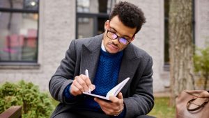 Read more about the article Mindfulness Journal Prompts for Daily Clarity and Growth